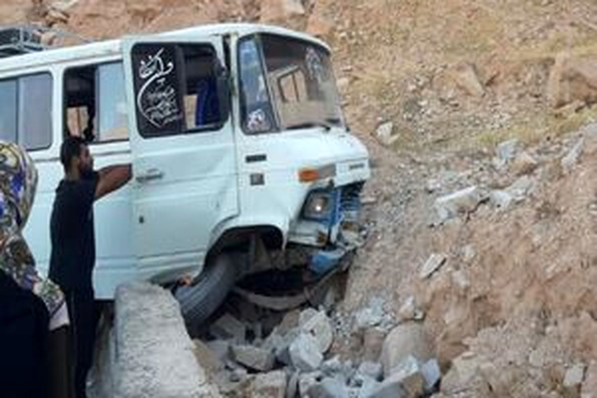 ۱۳ مصدوم بر اثر تصادف مینی‌بوس با کامیون
