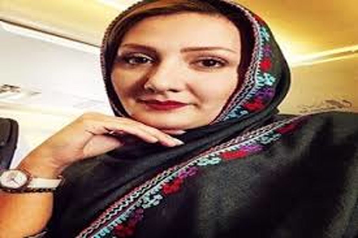 حس پرواز گلاره جباری وسط جاده‌ای سر سبز