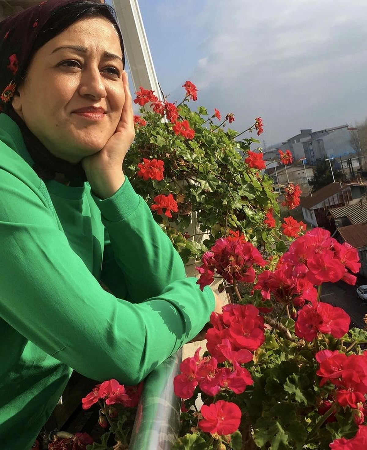 فاطمه هاشمی در بالکن زیبای خانه اش + عکس