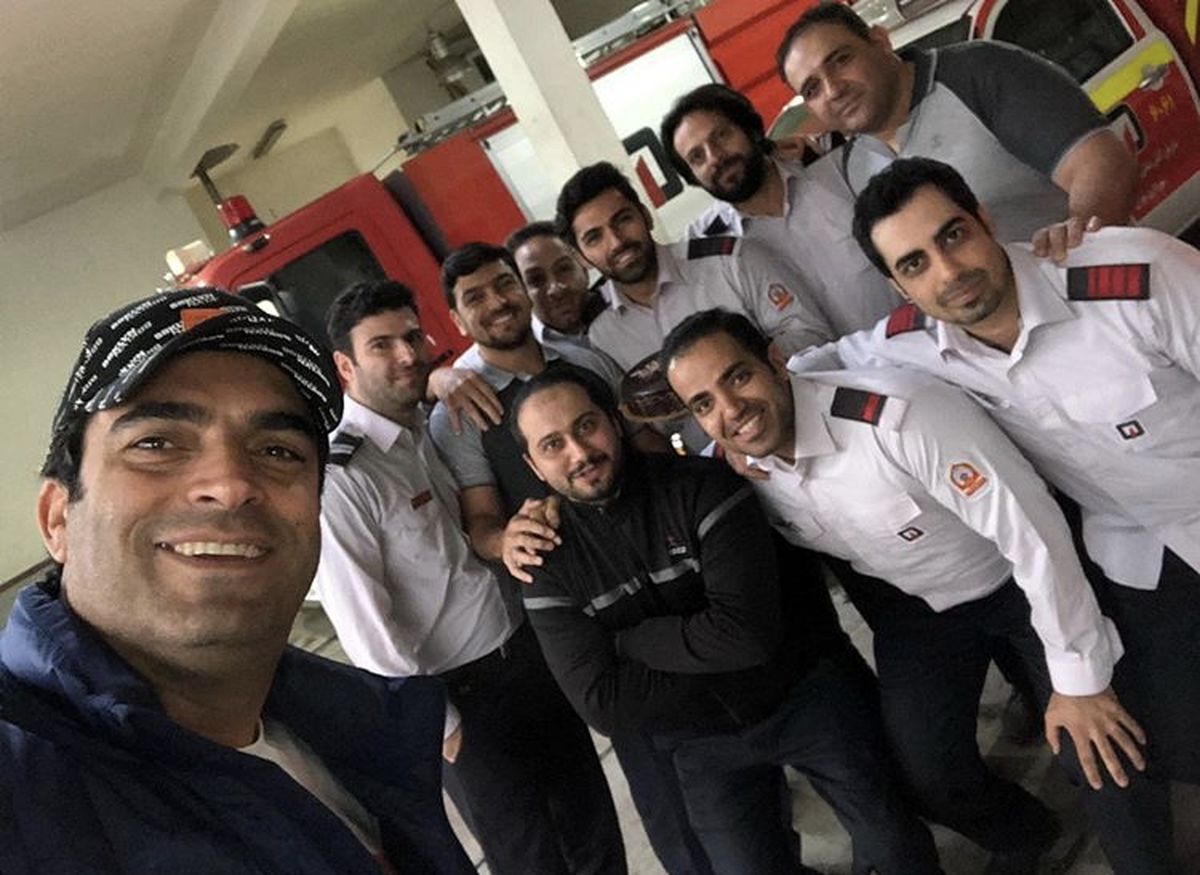 منوچهر هادی در جمع آتش نشانان + عکس