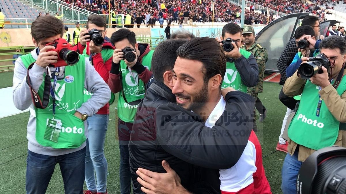 نوک پیکان شعار های تند هواداران پرسپولیس به سمت امیر قلعه نویی!