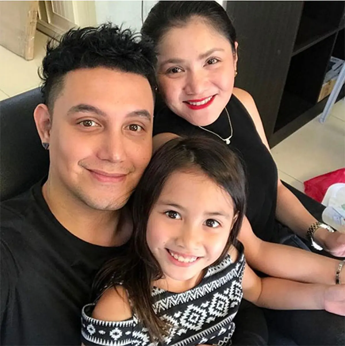 مردی که  شبیه هنرمندان مشهور زن جهان می شود!/عکس