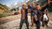 بديهيات حكم رهبر انقلاب براي كودكان افغاني