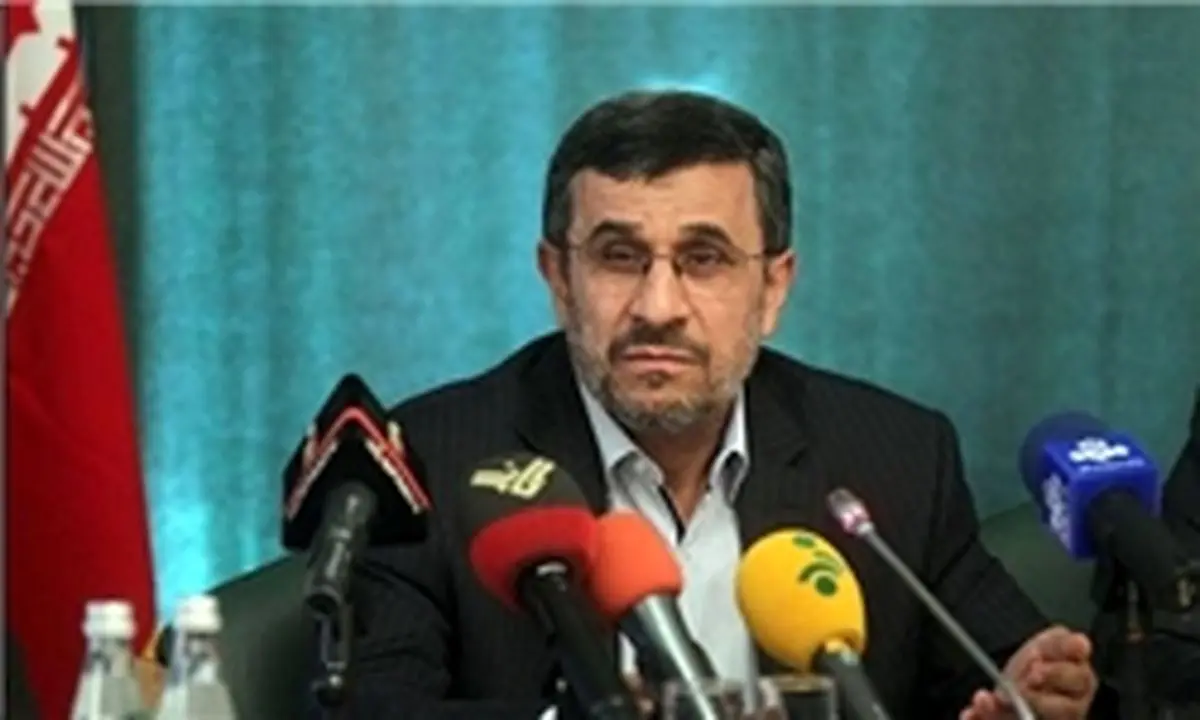 احمدی‌نژاد: در سیاست باقی می‌مانم
