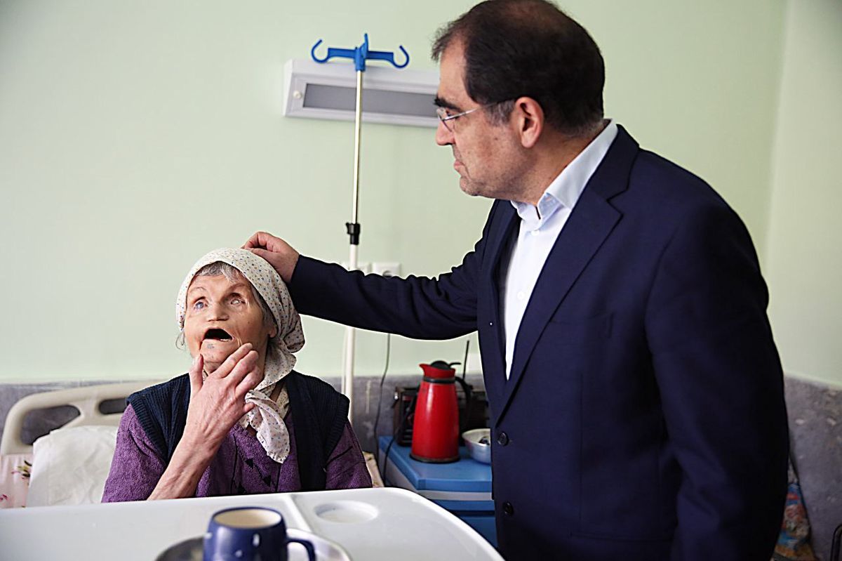 نخبر دی؟ گفتند "قوناق گلیب"؛ وزیر بهداشت اومده+ تصاویر