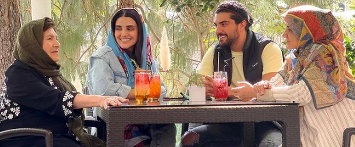 صبحانه خوردن سینا مهراد در کنار خانواده + عکس