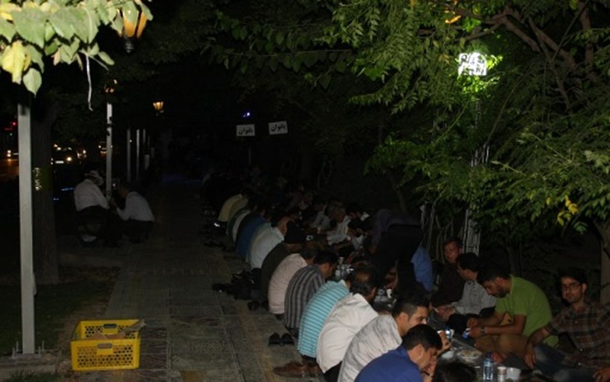 گزارش از اولین سفره افطار خیابانی در تهران/ سفره مهربانی زیر سایه درختان بلوار