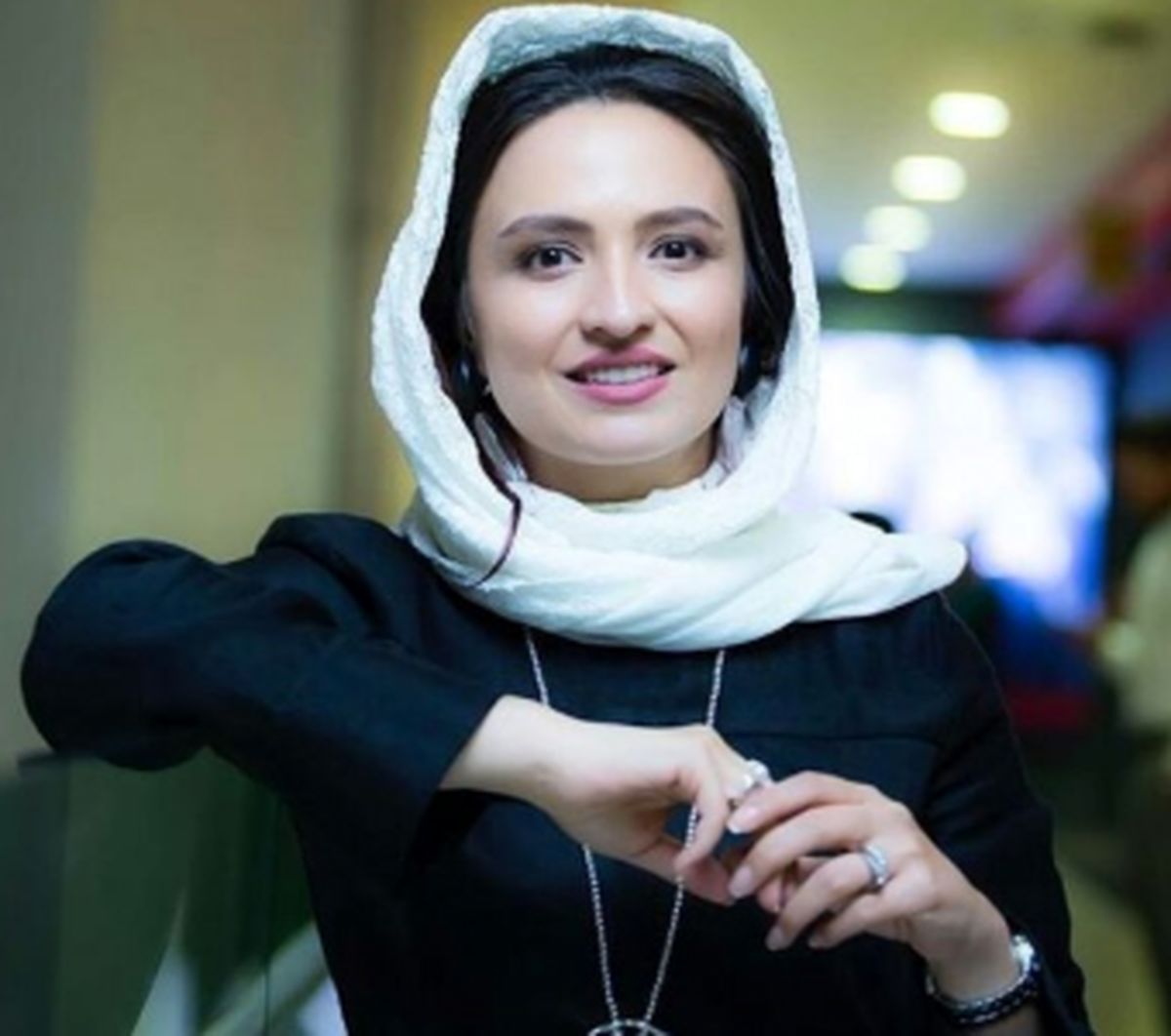 گلاره عباسی در کوچه پس کوچه‌های یزد
