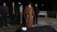 اقامه نماز رهبر انقلاب بر پیکر مرحوم آیت‌الله مصباح یزدی+ عکس