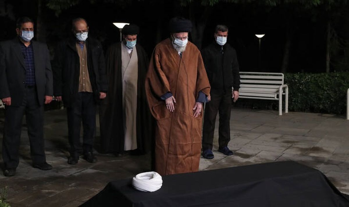اقامه نماز رهبر انقلاب بر پیکر مرحوم آیت‌الله مصباح یزدی+ عکس