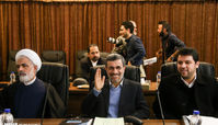 عکس: احمدی‌نژاد و تغییر علامت پیروزی! 
