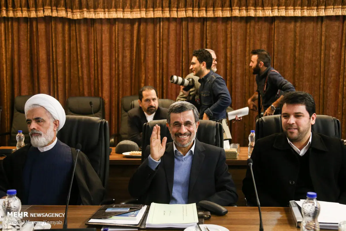 عکس: احمدی‌نژاد و تغییر علامت پیروزی! 