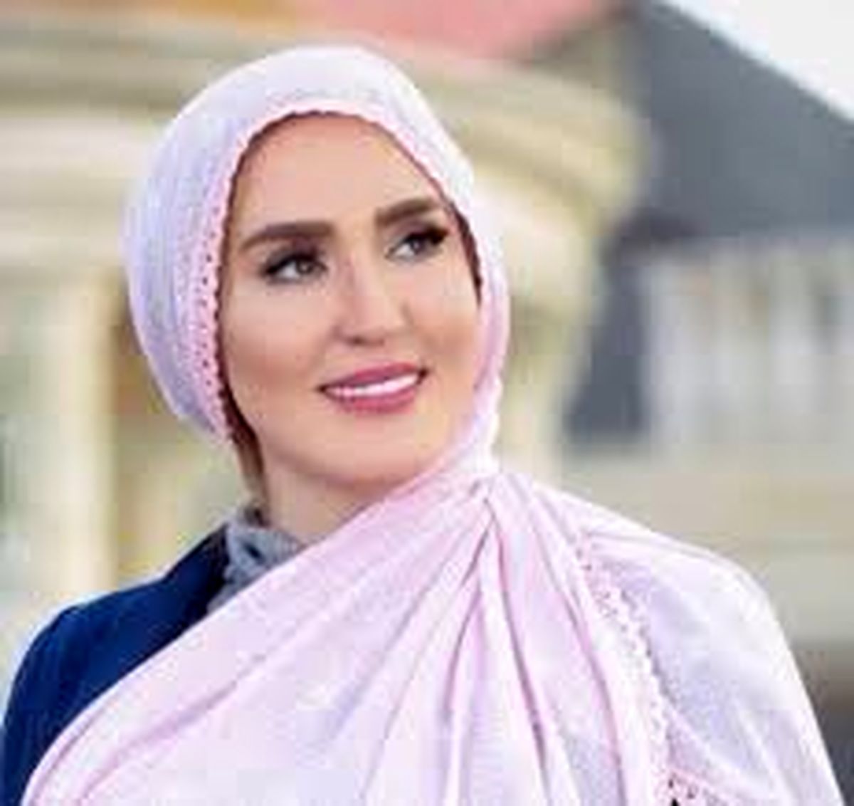 پوشش متفاوت خانم بازیگر لب دریا/ عکس
