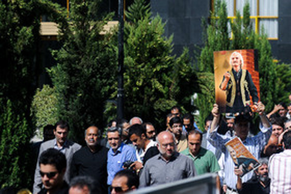 مرد نقال در قطعه‌ی هنرمندان آرام گرفت