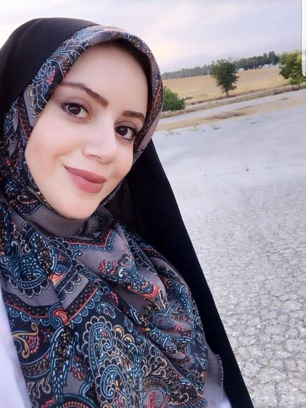 خانم مجری در جاده ای بی انتها + عکس