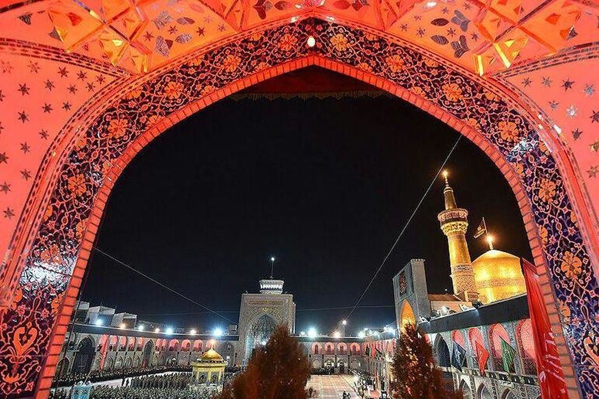 اهتزاز پرچم عزای علوی بر روی گنبد حرم مطهر رضوی