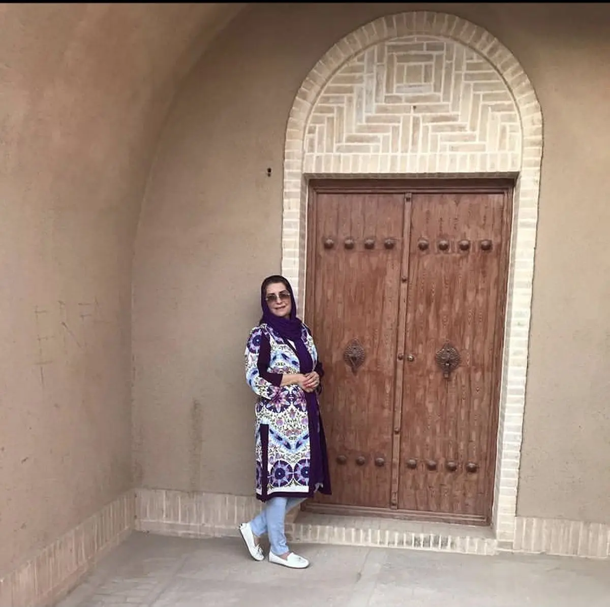 فریبا کوثری در کنار عمارتی تاریخی + عکس