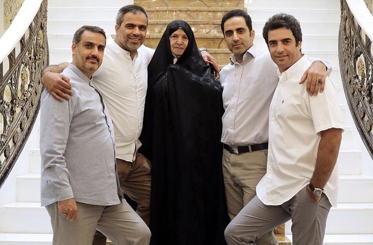 منوچهر هادی در کنار مادر و برادرانش + عکس