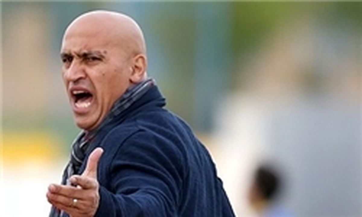 شعار "منصوریان ضد فوتبال" در ورزشگاه آزادی