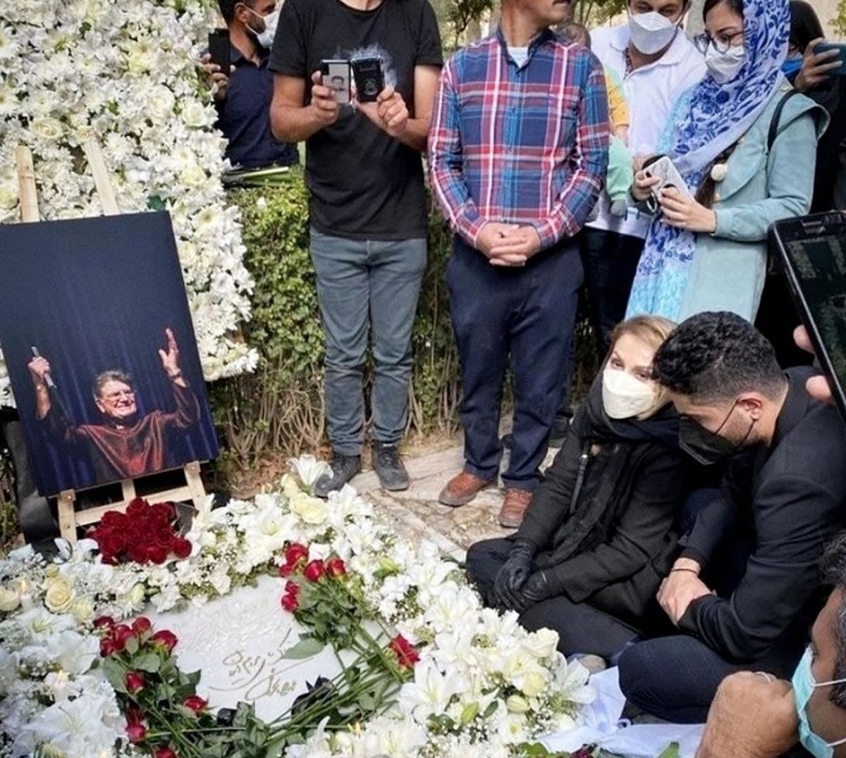 چهره مغموم همسر استاد شجریان در کنار مزار خسروی آواز ایران