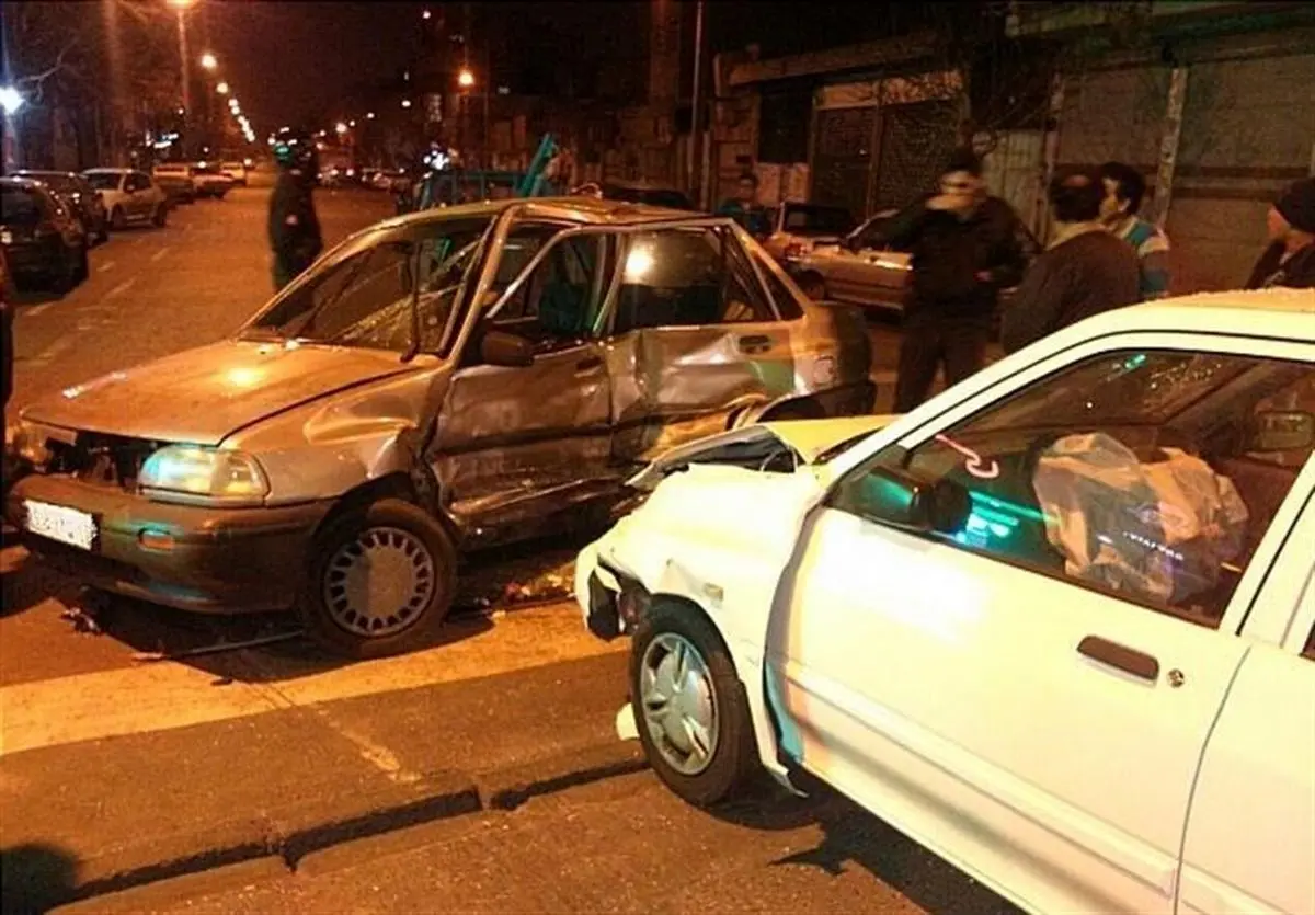 گرفتار شدن ۳ نفر در داخل خودرو/ عکس