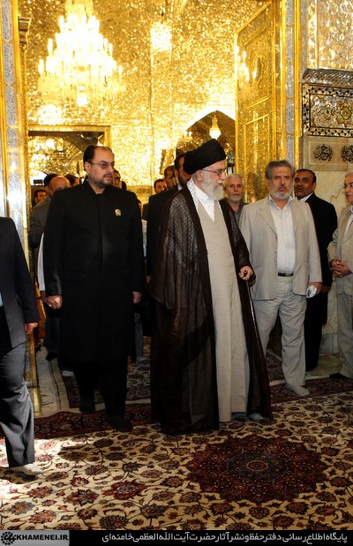 تصاویری دیده نشده از حضور آیت الله خامنه ای در حرم امام رضا (ع)