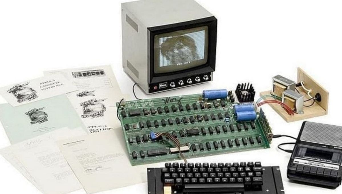عکس اولین کامپیوتر شرکت اپل در سال 1976