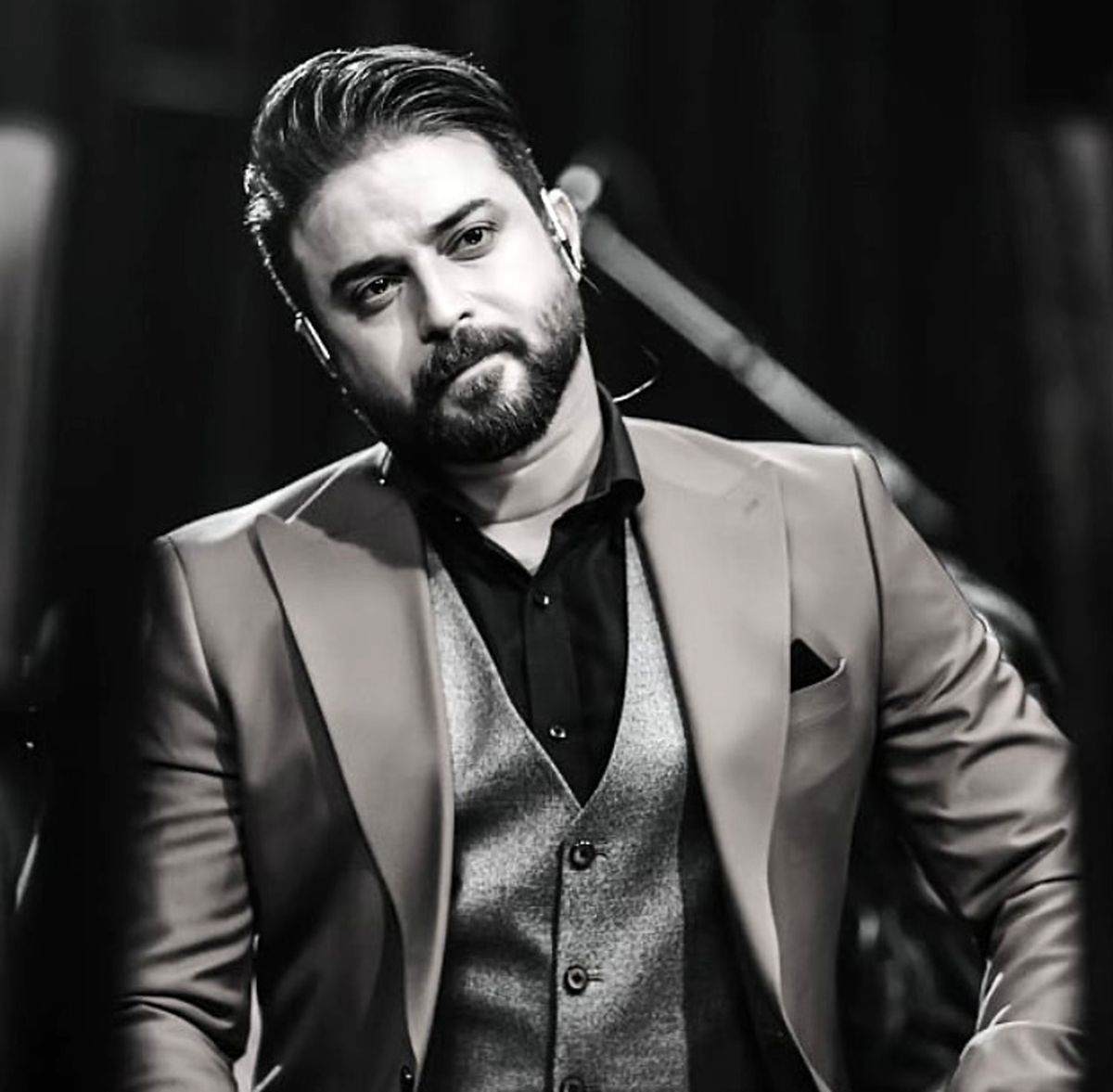بابک‌ جهانبخش‌ با تیپ رسمی + عکس