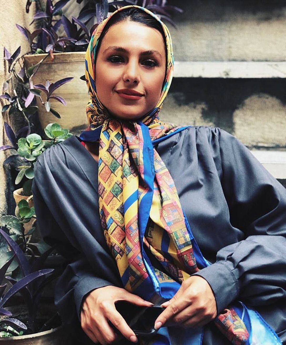 خانم بازیگر با تیپ ساده و صمیمی
