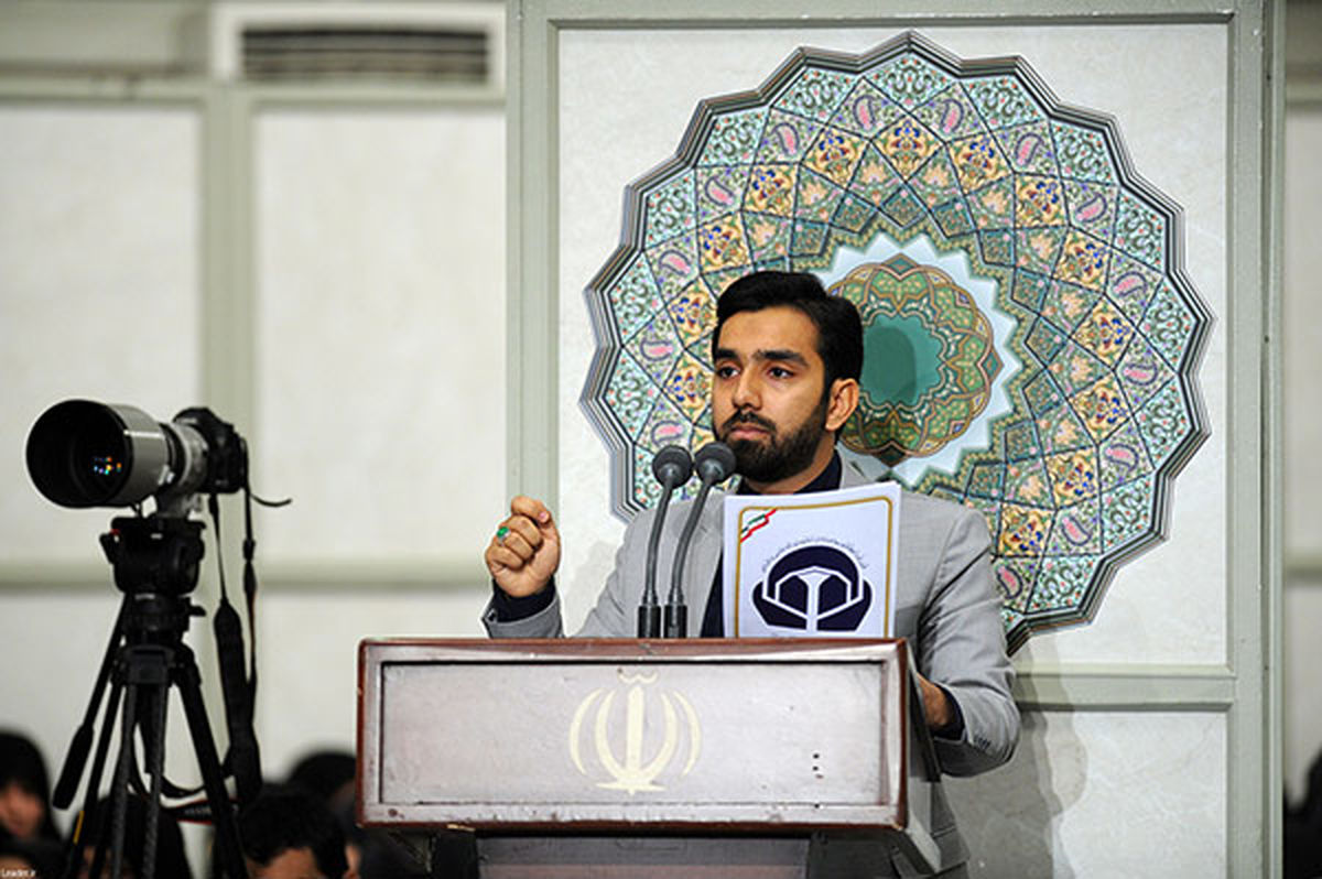 وقتی که گلرو جواب مهرابی را در بیت رهبری می دهد