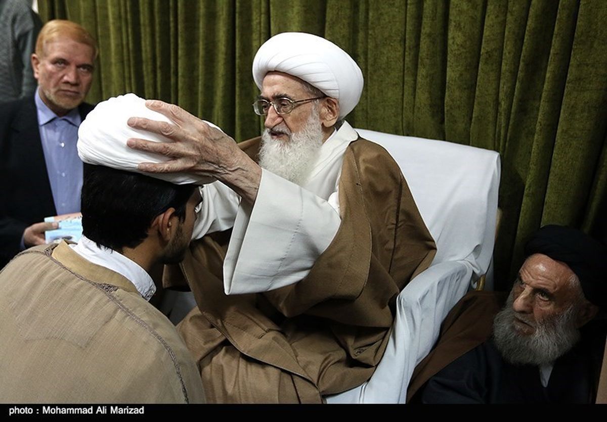 مراسم عمامه‌گذاری طلاب توسط آیت‌الله نوری همدانی