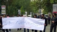تجمع دانشجویان بیرون محل سخنرانی روحانی 