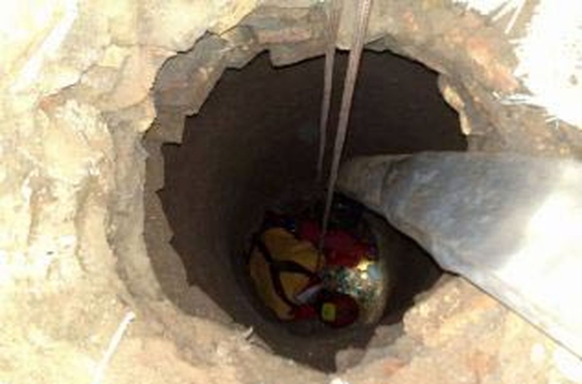 سقوط جوان موتور سوار به داخل چاه فاضلاب