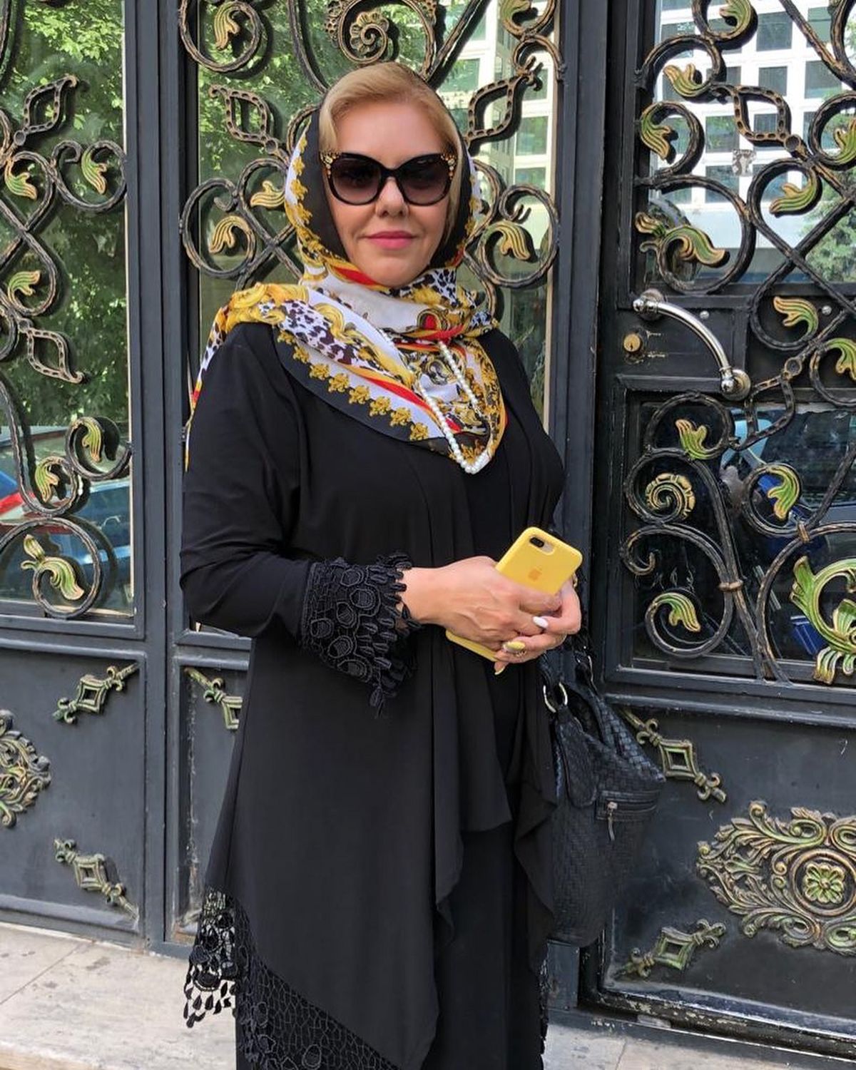 افسانه چهره آزاد دم در خونشون!