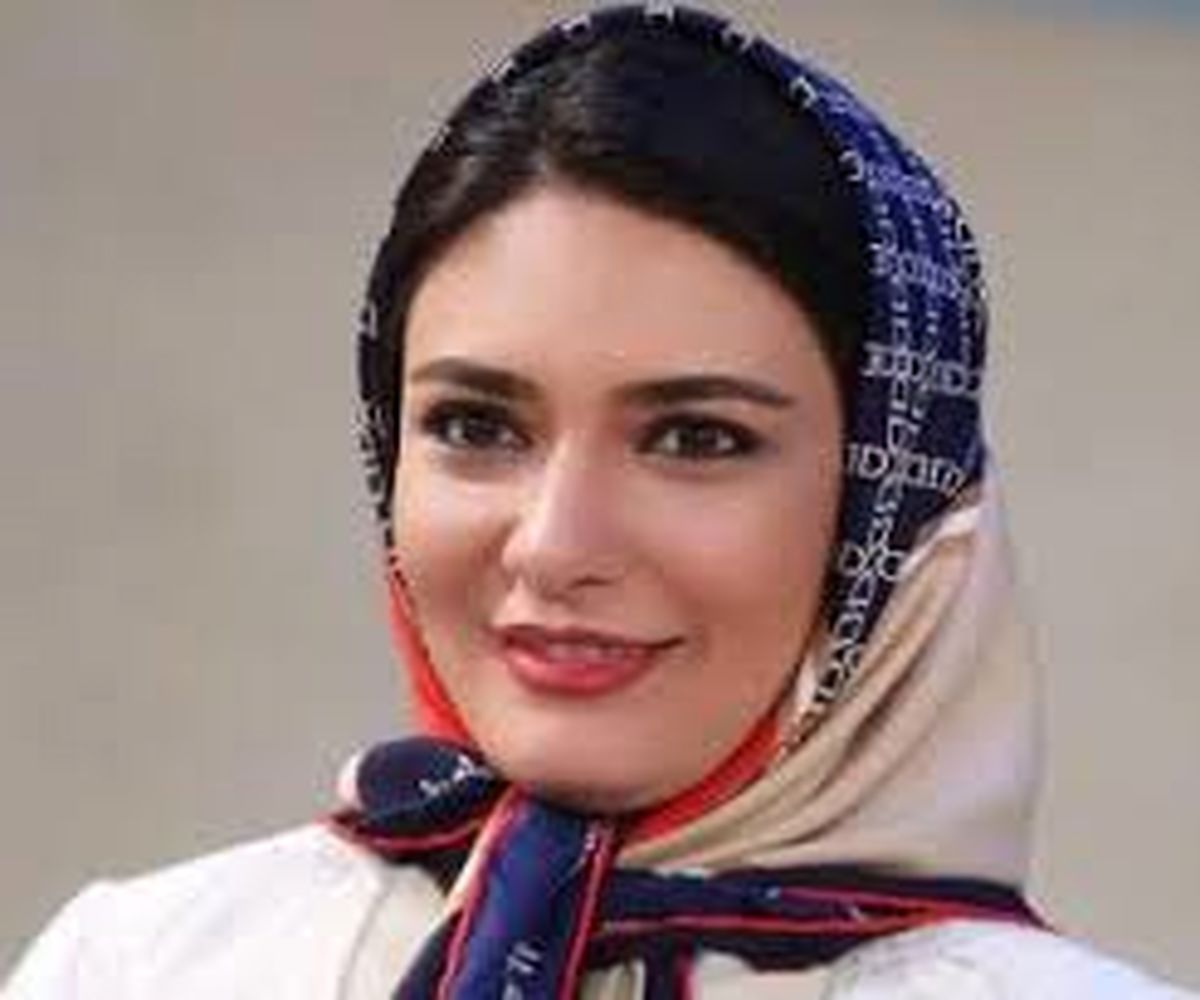 لیندا کیانی در کنار بازیگر در حاشیه