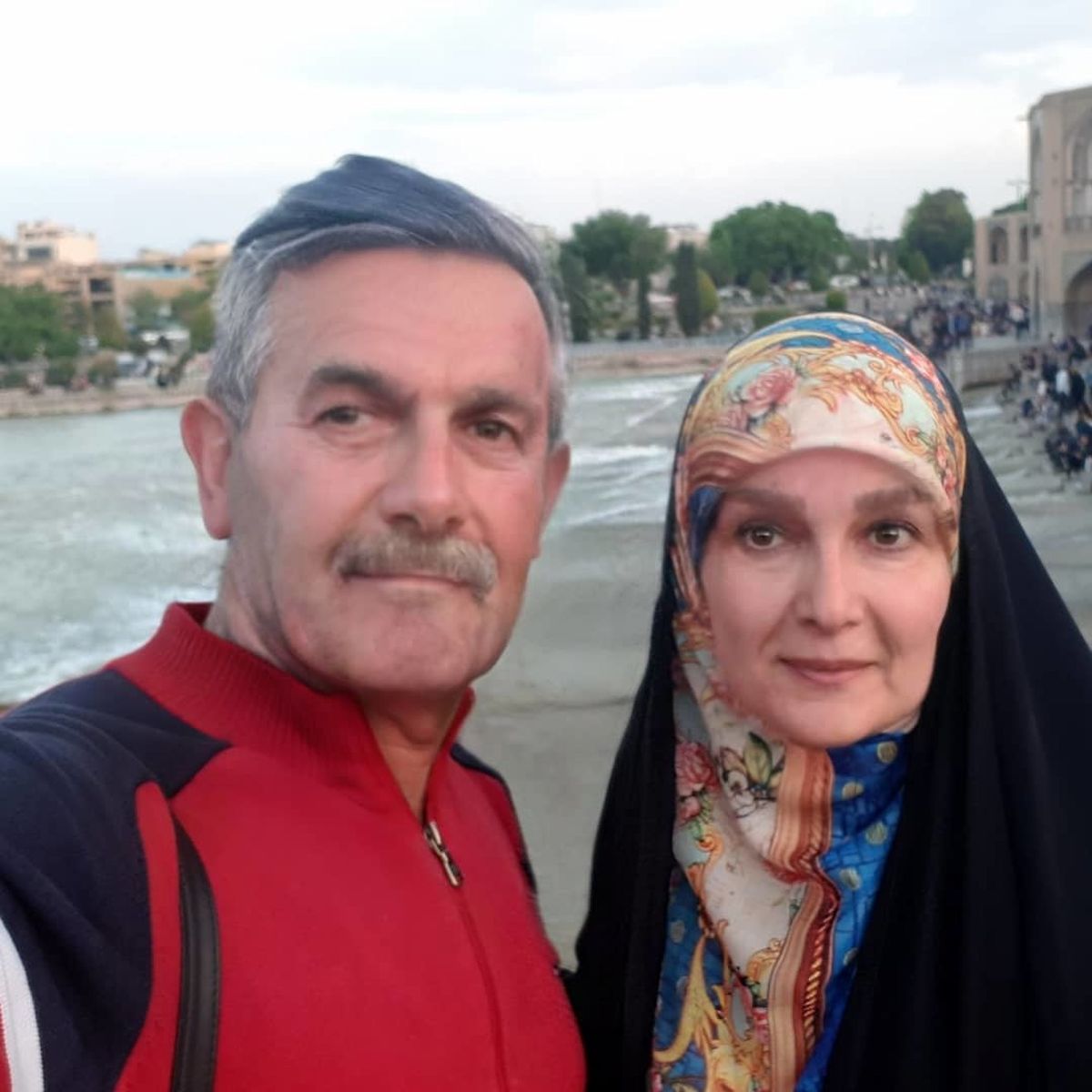 خانم مجری و همسرش سر پیری لب دریا+عکس