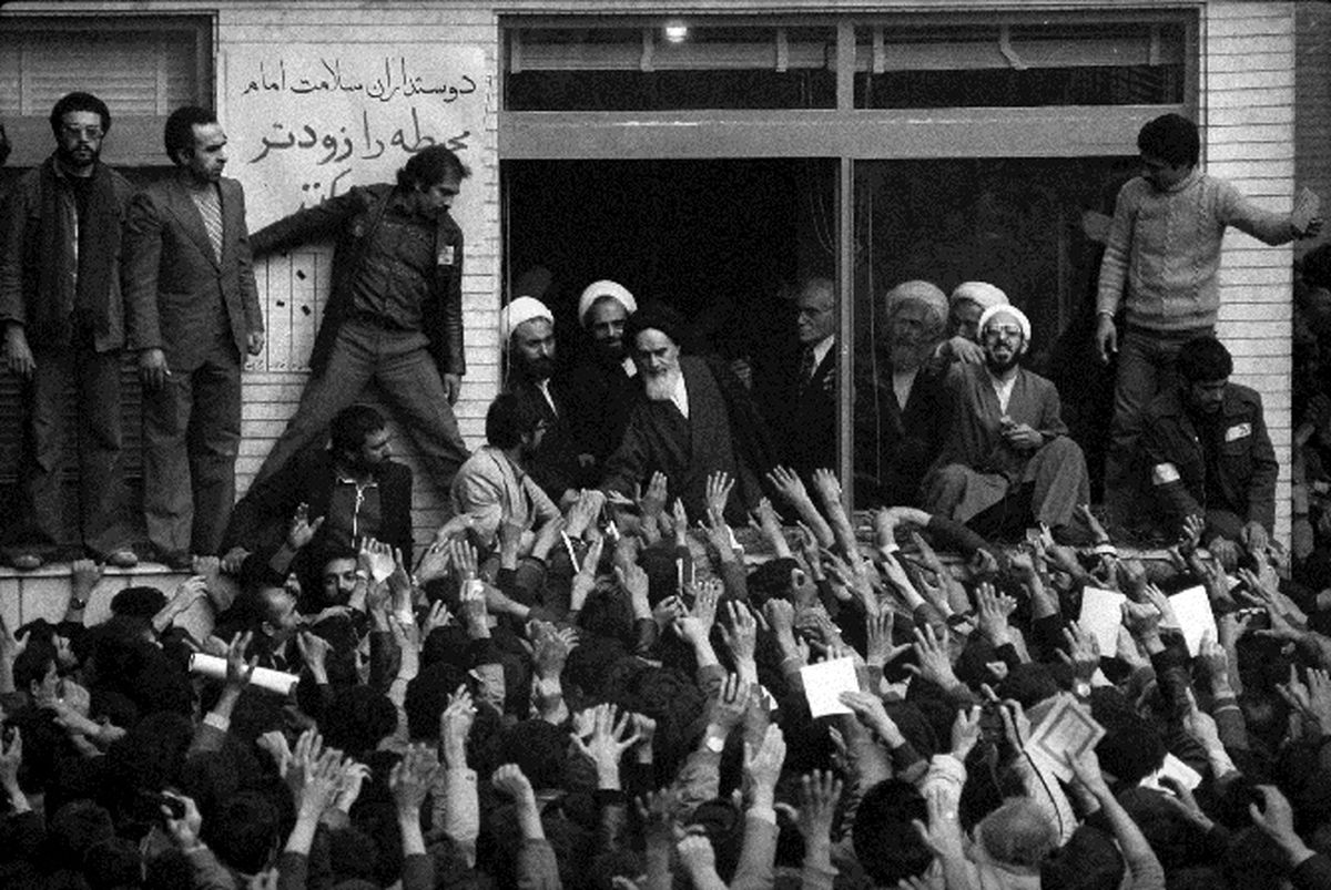 همه طرح هایی که برای حذف فیزیکی امام (ره) تدارک دیده بودند/ پیشنهادقتل امام توسط میانه روها درماجرای مک فارلین