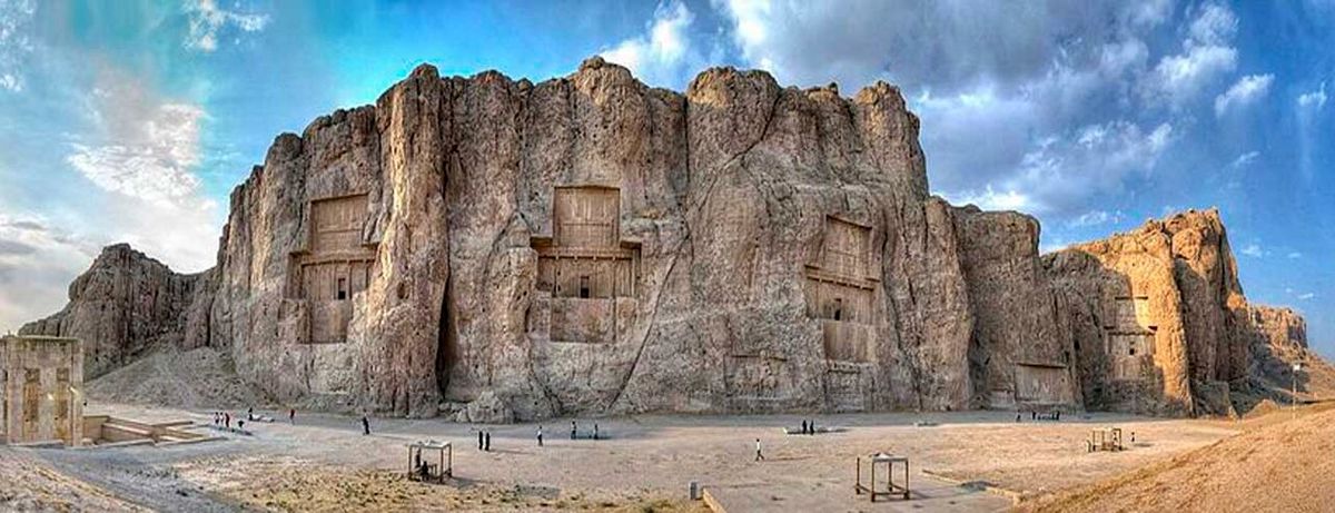  آرامگاه شاهان هخامنشی در خطر نفوذ آب + تصاویری از جاری شدن آبشار در تخت جمشید