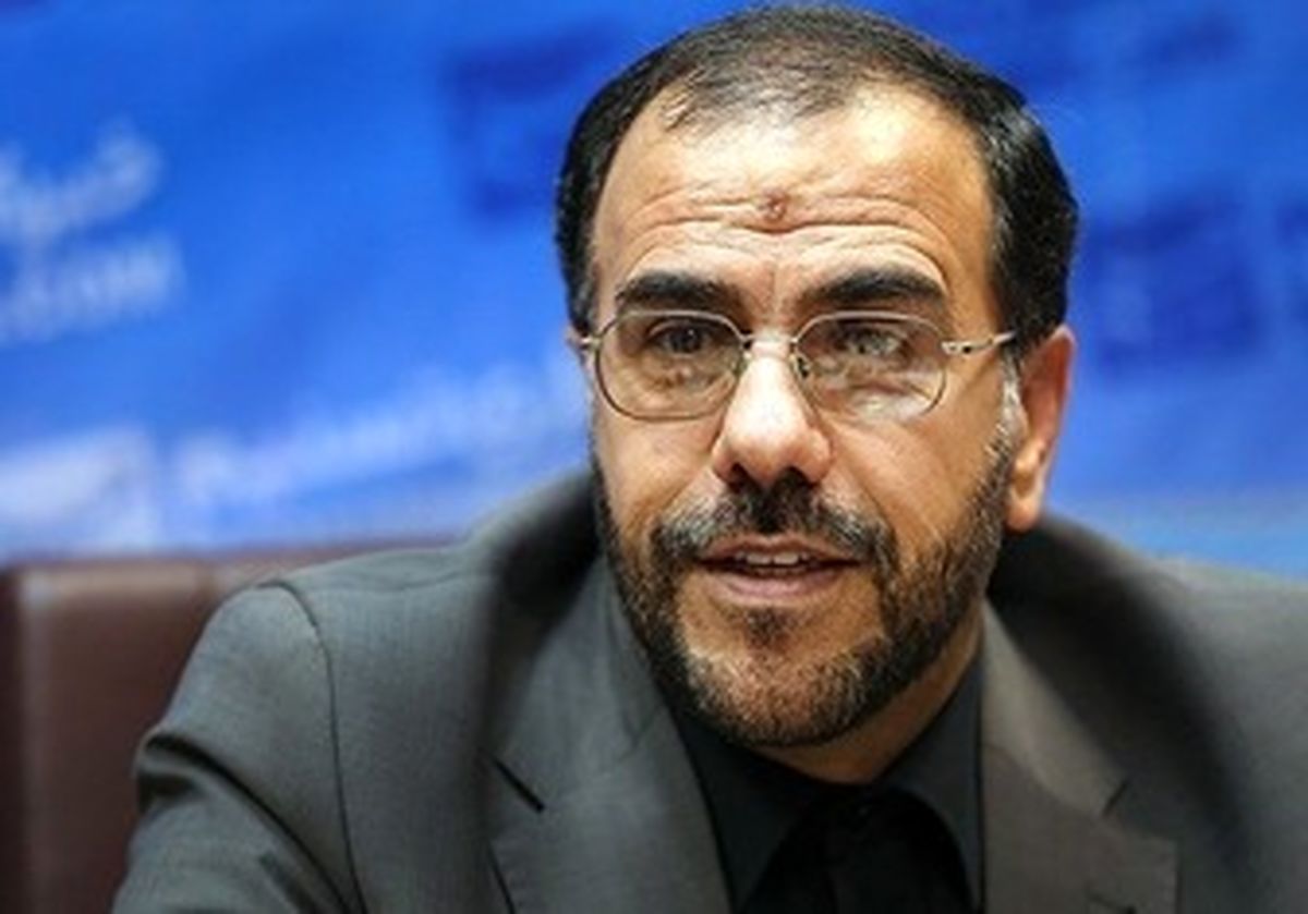امیری: شریعتمداری استعفا نداده است