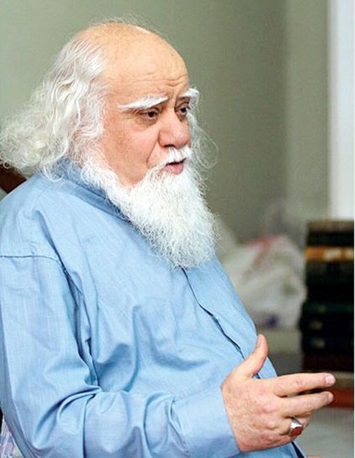 نویسنده مشهور در بیمارستان بستری شد + عکس