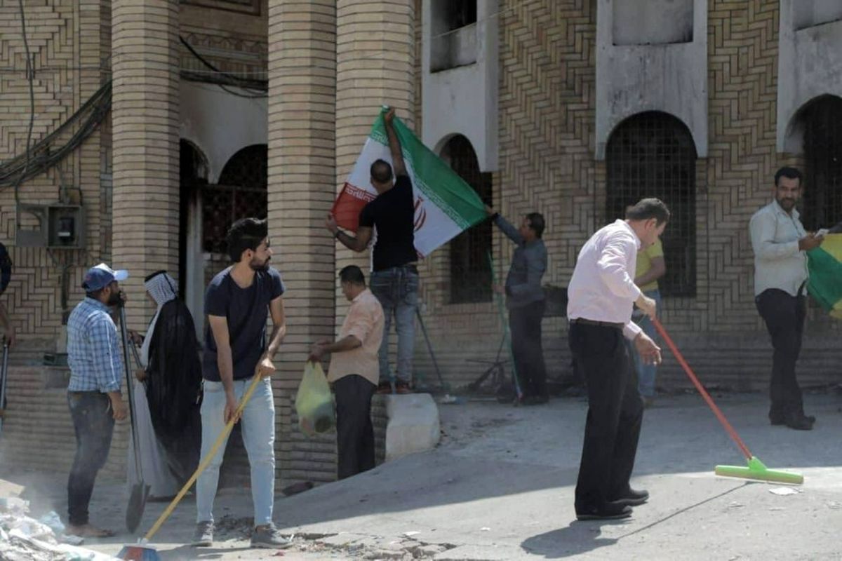 جوانان بصره کنسولگری ایران را آب و جارو کردند