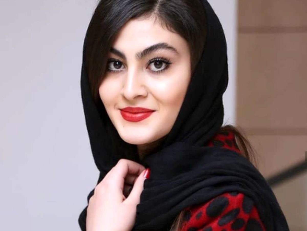 بانوی عمارت روی سقف ماشین در بیابان