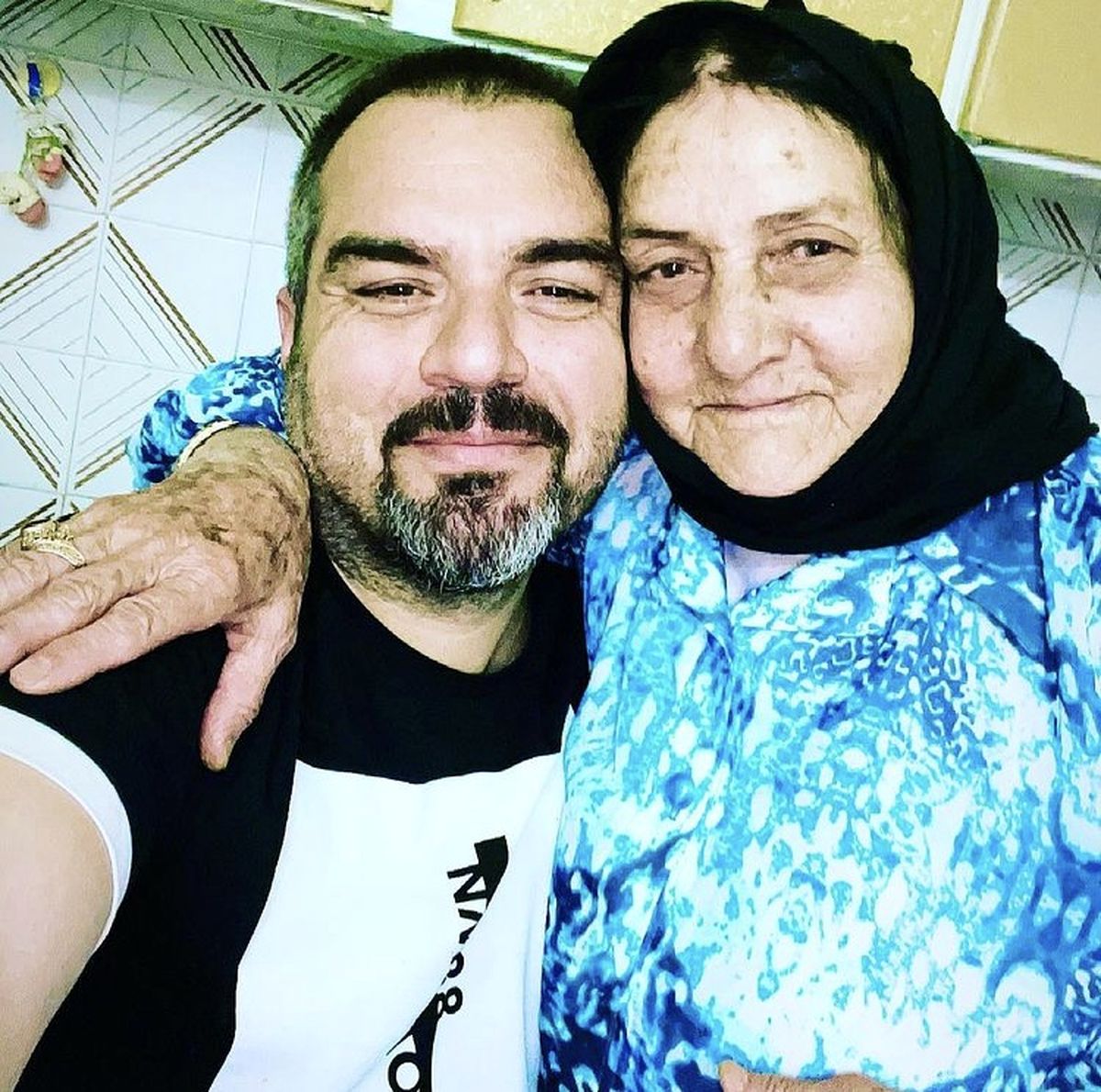 شهرام قائدی در آغوش مادرش + عکس
