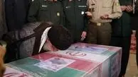 بوسه رهبر انقلاب بر تابوت شهید حججی (عکس)