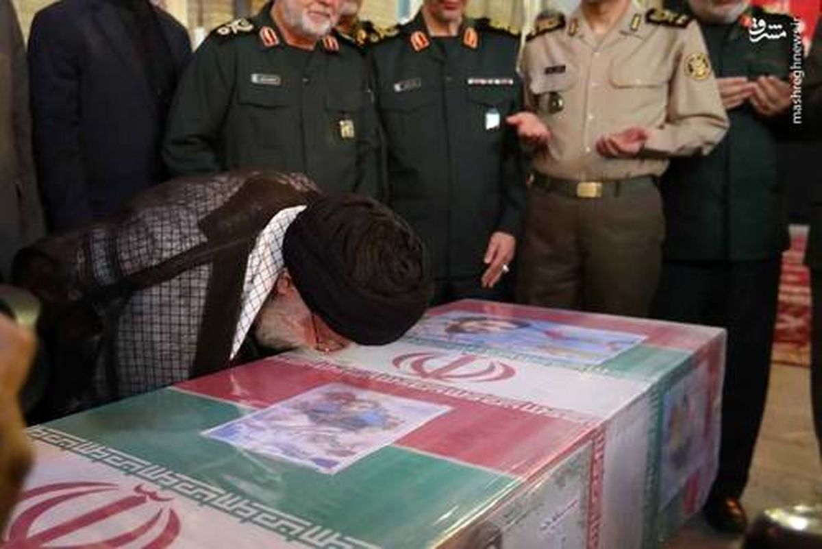 بوسه رهبر انقلاب بر تابوت شهید حججی (عکس)
