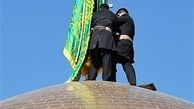 تعویض پرچم گنبد حرم رضوی همزمان با ماه محرم