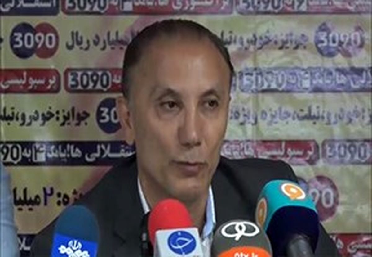 درخشان هم در کنار تماشاگران علی کریمی را تشویق کرد