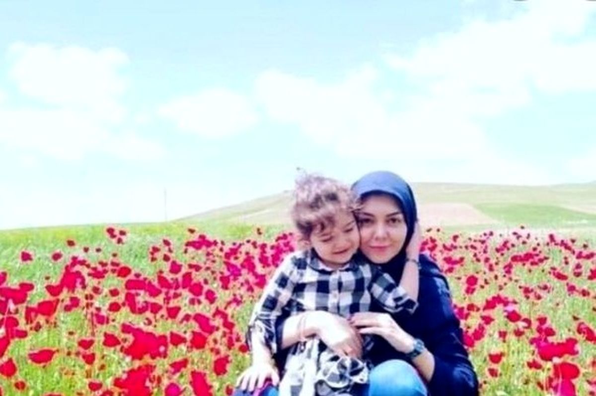 آزاده نامداری در دشتی پر از گل با گندم نازش+عکس