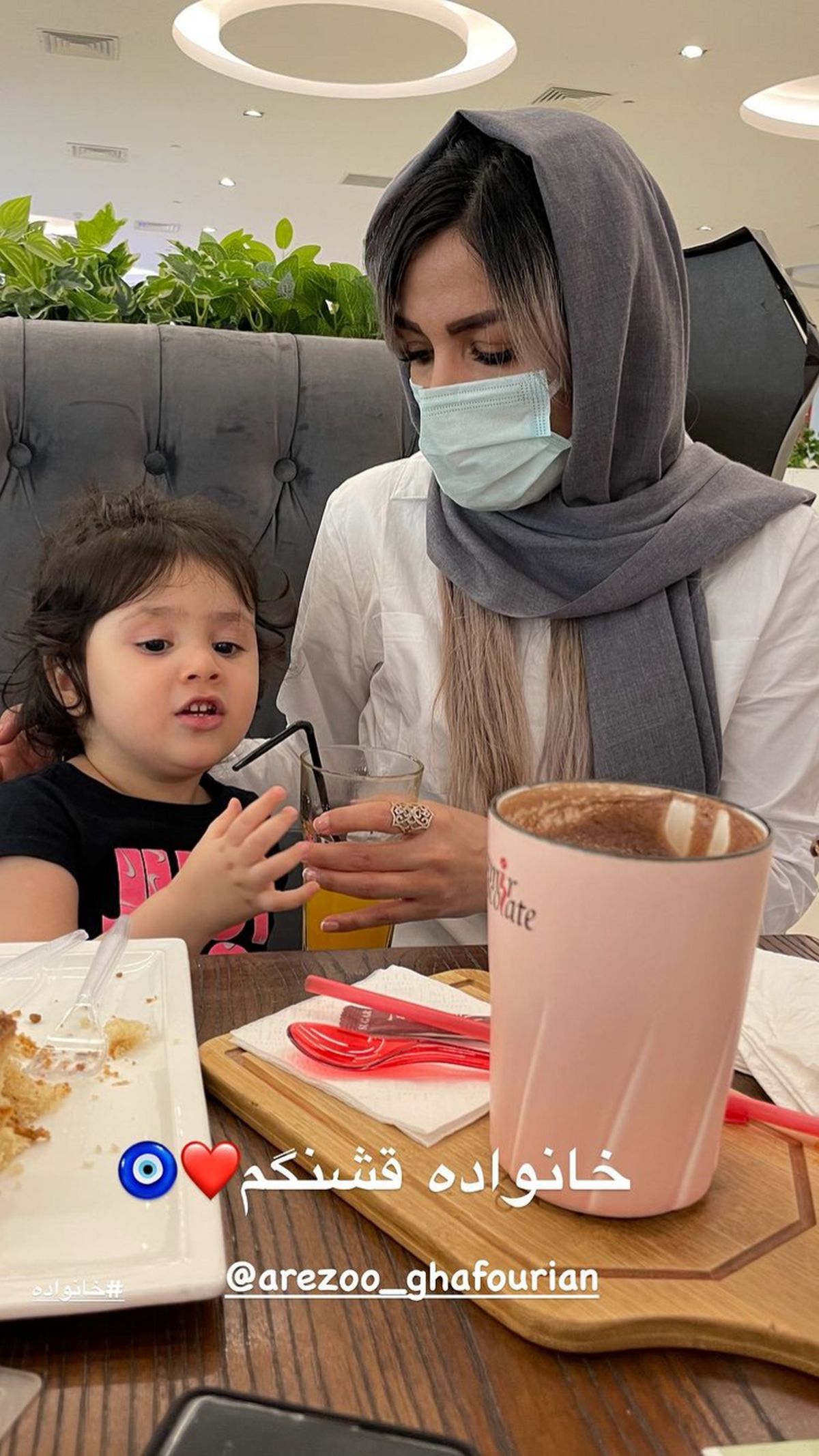 دختر و همسر مهران غفوریان در یک رستوران + عکس