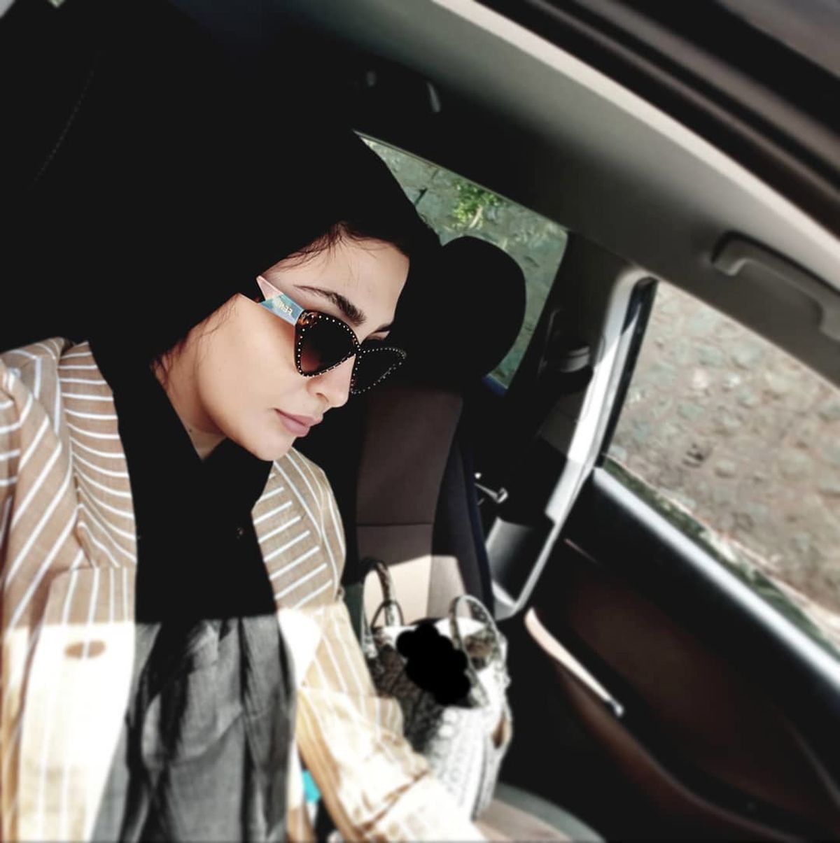 ماشین گردی مریم معصومی با ژست جدی اش+عکس